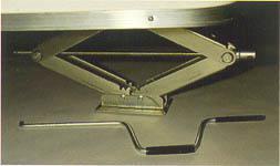 cargo_screw down stabilzer jack.jpg