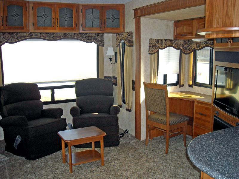 2010 Montana 3400RL (3) - resized.jpg